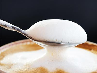 La espuma de leche se vierte en el café.